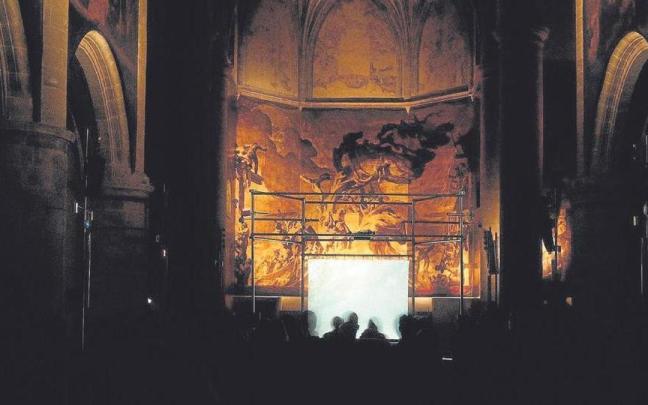 Madi Barber artistaren ‘Harria eta poltsa’ instalazioa.