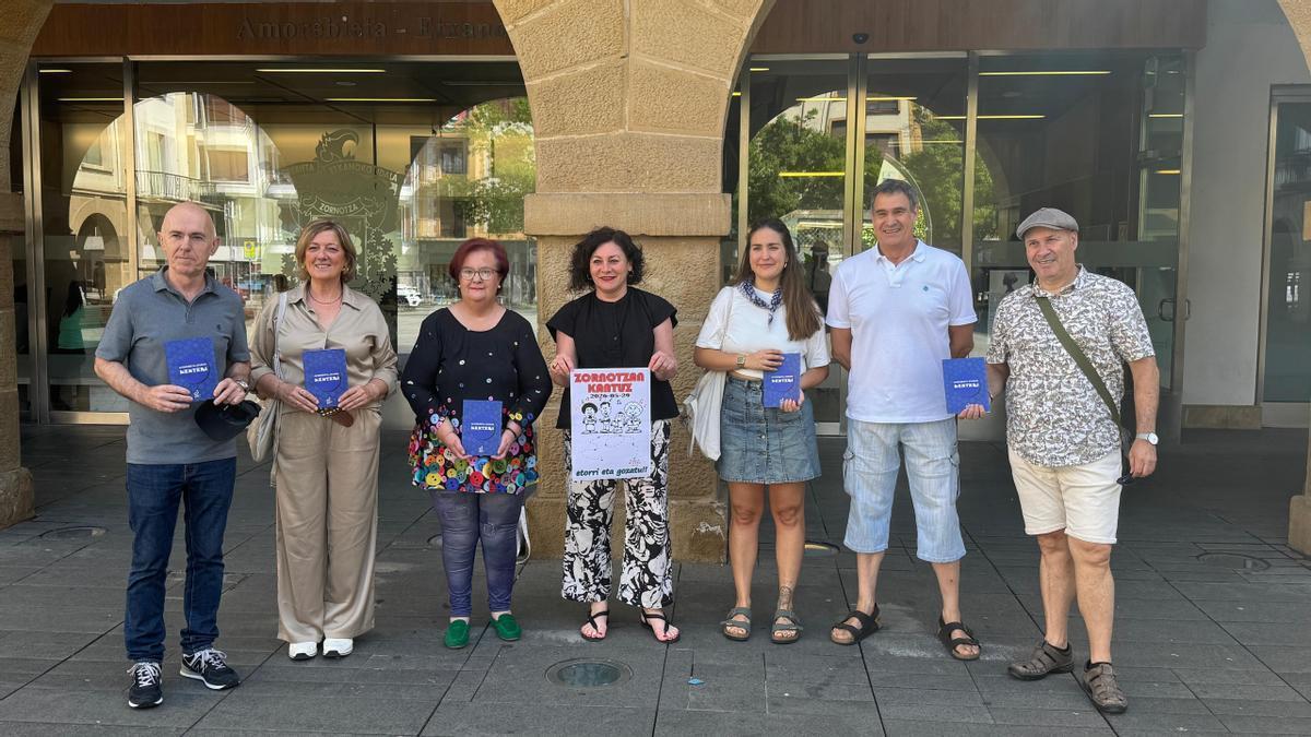 Ainhoa Salterain, junto a representantes de las corales participantes y de Ederto Txistulari Taldea durante la presentación de 'Zornotzan Kantuz'.