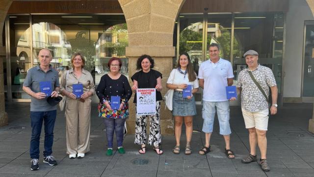 Ainhoa Salterain, junto a representantes de las corales participantes y de Ederto Txistulari Taldea durante la presentación de 'Zornotzan Kantuz'.
