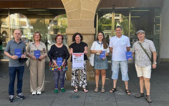 Ainhoa Salterain, junto a representantes de las corales participantes y de Ederto Txistulari Taldea durante la presentación de 'Zornotzan Kantuz'.