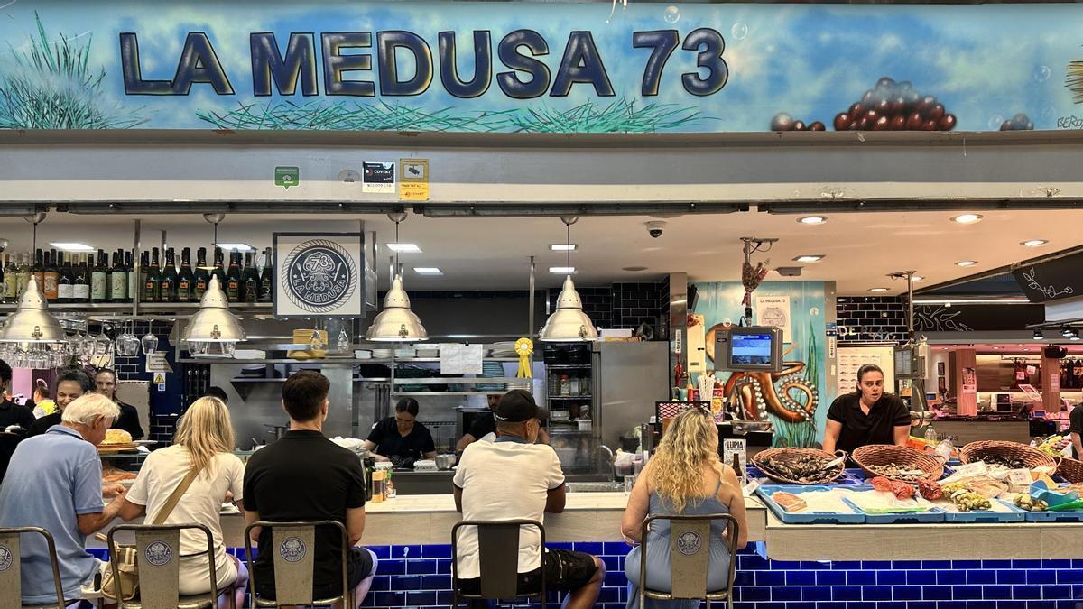 La barra de La Medusa 73, en pleno Mercat del Ninot.