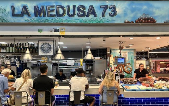La barra de La Medusa 73, en pleno Mercat del Ninot.