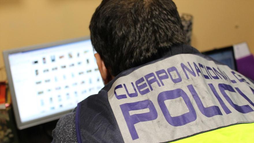 Detenido un profesor de Logroño por hacerse pasar por un menor en redes y pedir fotos sexuales a una niña.