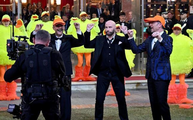 John Travolta baila 'los pajaritos' en el Festival de Sanremo.