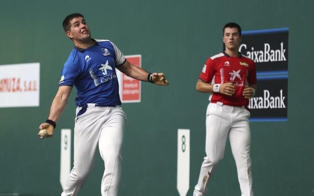 Tolosa golpea la pelota en presencia de Eskiroz durante el partido de su reaparición, jugado el 7 de julio.