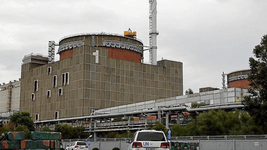 Vehículos del OIEA junto al reactor número de 1 de la centra de Zaporiyia.