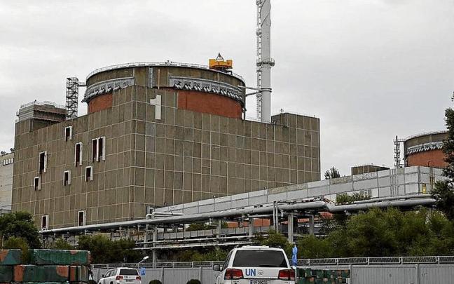 Vehículos del OIEA junto al reactor número de 1 de la centra de Zaporiyia. / E.P Vehículos del OIEA junto al reactor número de 1 de la centra de Zaporiyia.
