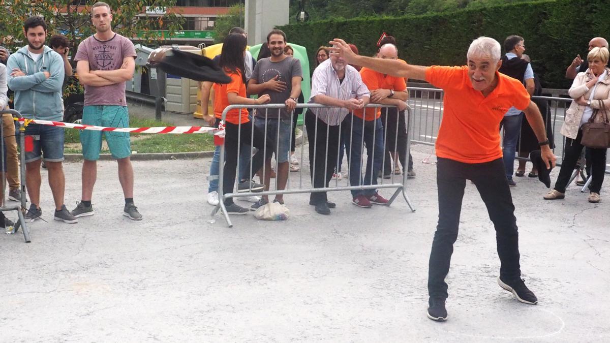 El concurso de lanzamiento de txapela es todo un clásico de las fiestas de San Antolín.