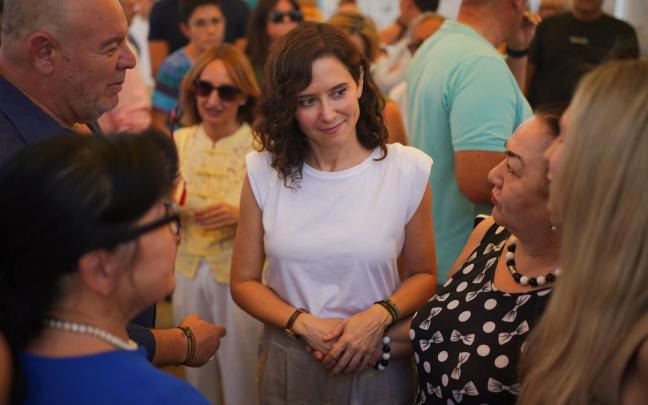 Ayuso con vecinos afectados por el incendio en la Sierra Oeste.