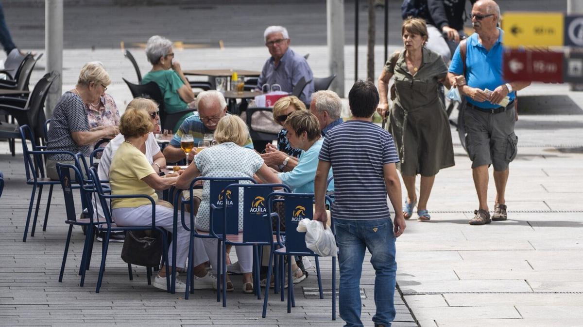 Gente sentada en una terraza en Vitoria