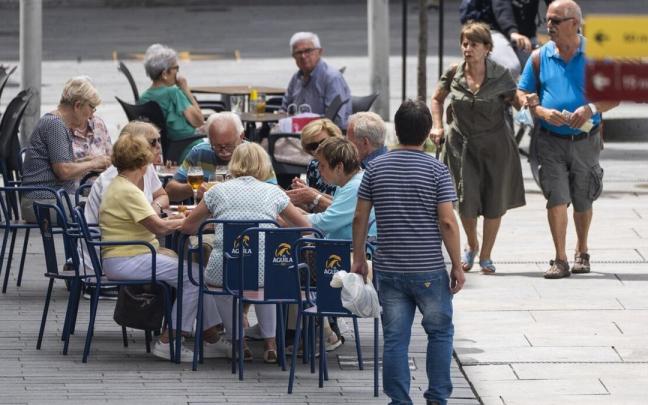 Gente sentada en una terraza en Vitoria Gente sentada en una terraza en Vitoria