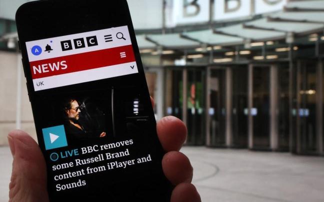 BBC borra a Russell Brand de sus plataformas.