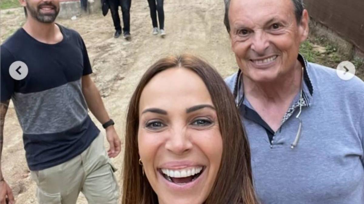 Nerea Garmendia junto a su padre y su pareja
