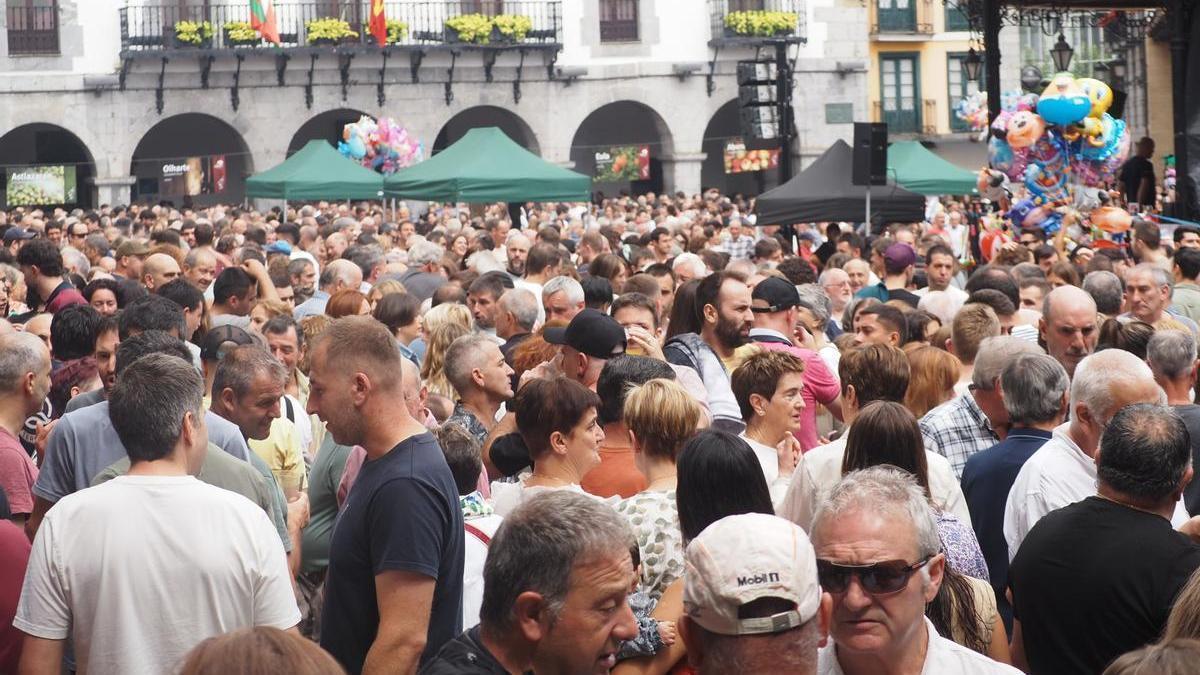 Miles de personas volverán a reunirse en Azpeitia el 25 de julio atraídos por el ambiente que se respira en el día del Baserritarra, tanto durante el día como durante la noche.