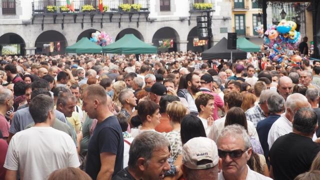 Miles de personas volverán a reunirse en Azpeitia el 25 de julio atraídos por el ambiente que se respira en el día del Baserritarra, tanto durante el día como durante la noche.