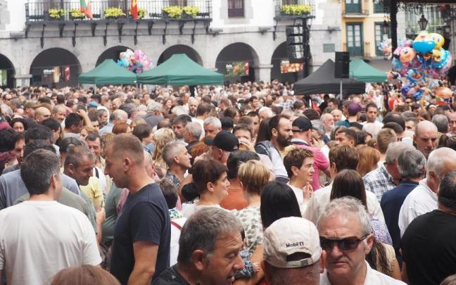 Miles de personas volverán a reunirse en Azpeitia el 25 de julio atraídos por el ambiente que se respira en el día del Baserritarra, tanto durante el día como durante la noche.