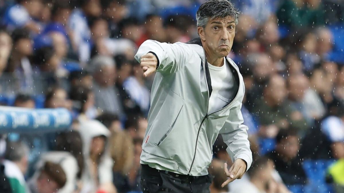 Imanol Alguacil dando indicaciones desde la zona de banquillos. / JAVI COLMENERO