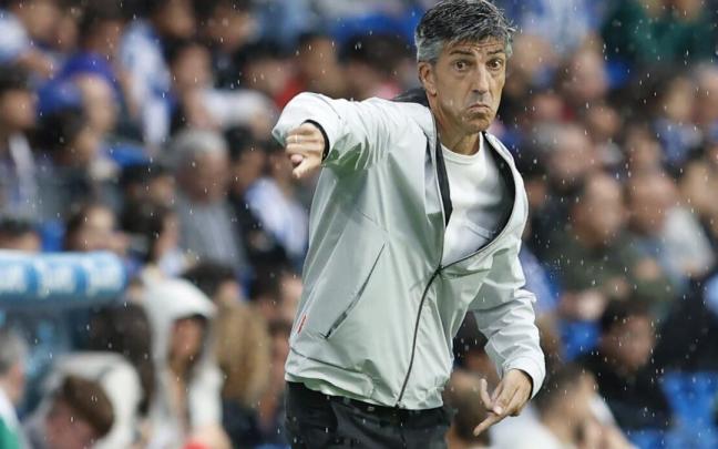 Imanol Alguacil dando indicaciones desde la zona de banquillos. / JAVI COLMENERO