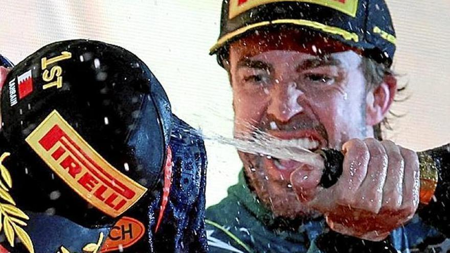 Alonso, ‘regando’ a Verstappen tras acabar tercero en Bahrein. | FOTO: EFE