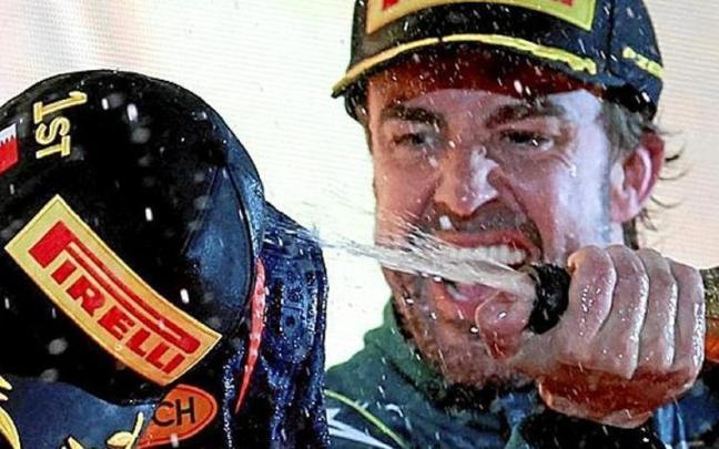 Alonso, ‘regando’ a Verstappen tras acabar tercero en Bahrein. | FOTO: EFE Alonso, ‘regando’ a Verstappen tras acabar tercero en Bahrein. | FOTO: EFE