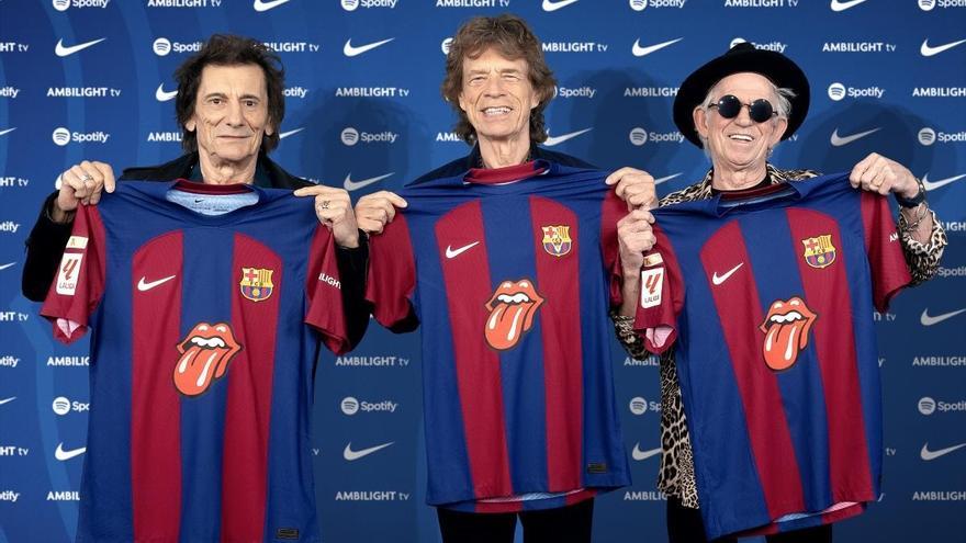 Los Rolling Stones con la camiseta del FC Barcelona con su logo.