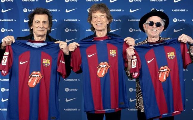 Los Rolling Stones con la camiseta del FC Barcelona con su logo.