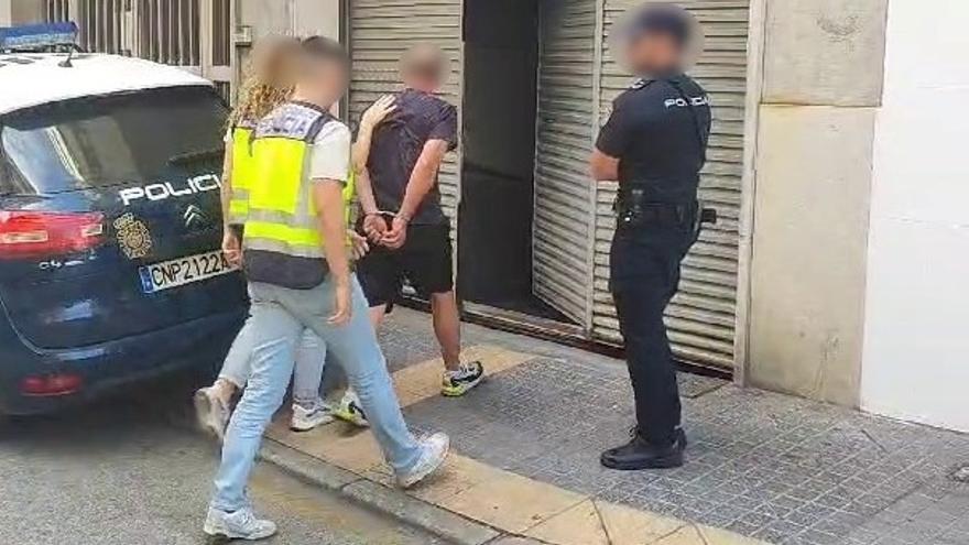 Agentes de la Policía Nacional escoltan al detenido.