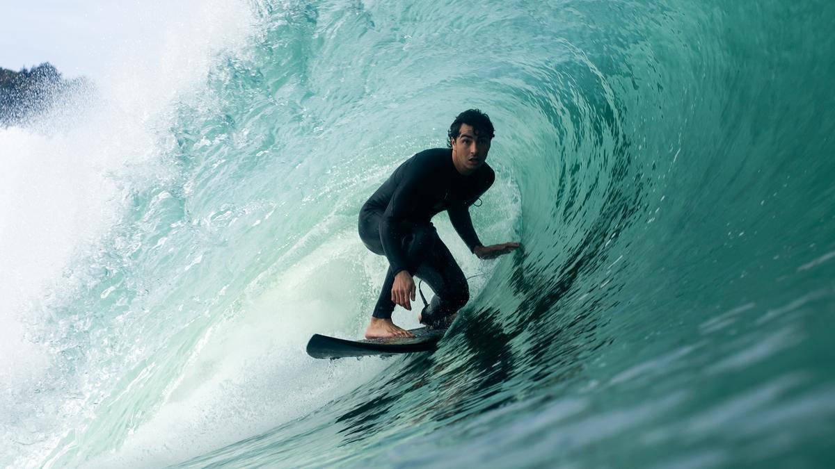 Guille Amezaga, surfista habitual de la ola izquierda de Mundaka.
