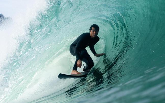 Guille Amezaga, surfista habitual de la ola izquierda de Mundaka.