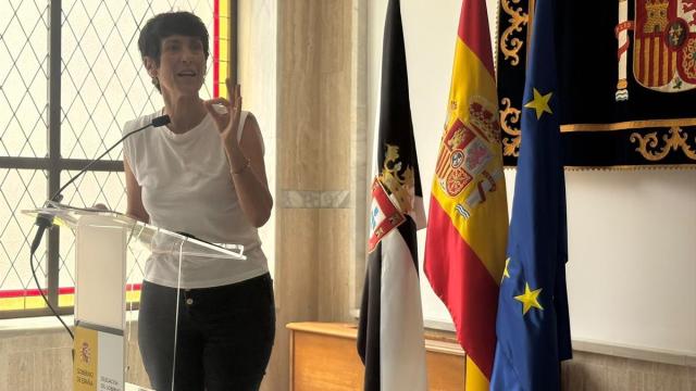 La ministra de Inclusión, Seguridad Social y Migraciones, Elma Saiz, atiende a los medios, en el Palacio de la Asamblea, a 17 de agosto de 2026, en Ceuta.
