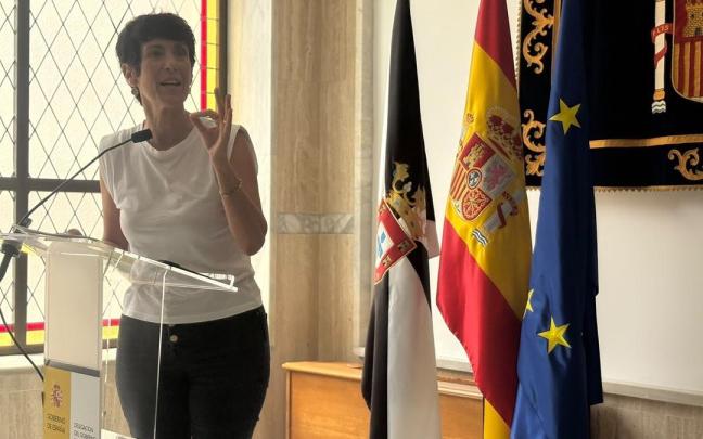 La ministra de Inclusión, Seguridad Social y Migraciones, Elma Saiz, atiende a los medios, en el Palacio de la Asamblea, a 17 de agosto de 2026, en Ceuta.