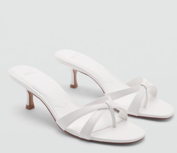 Elegantes sandalias blancas de tiras.