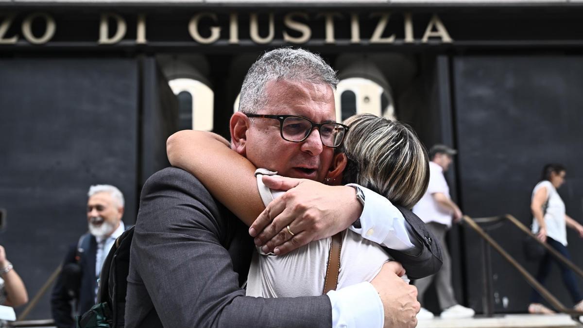 Familiares de las víctimas se abrazan ante las puertas del tribunal tras conocer la sentencia.