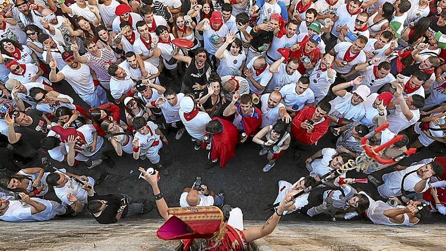 La sanfermina bendice a los corredores antes de la carrera.