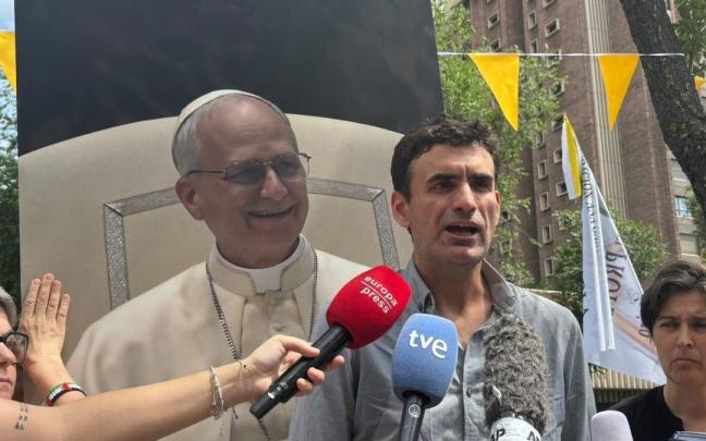Miguel Hurtado, primer denunciante de abusos de la Abadía de Montserrat, escenifica un encuentro ficiticio en la Nunciatura con León XIV