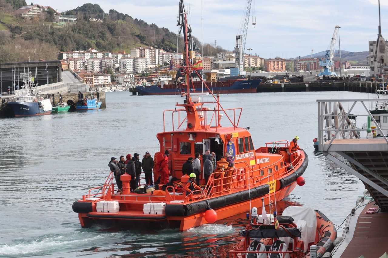 Llegada al Puerto de Pasaia del buque de Salvamento Marítimo con los marineros del 'María Reina Madre' rescatados / IKER AZURMENDI Llegada al Puerto de Pasaia del buque de Salvamento Marítimo con los marineros del 'María Reina Madre' rescatados / IKER AZURMENDI