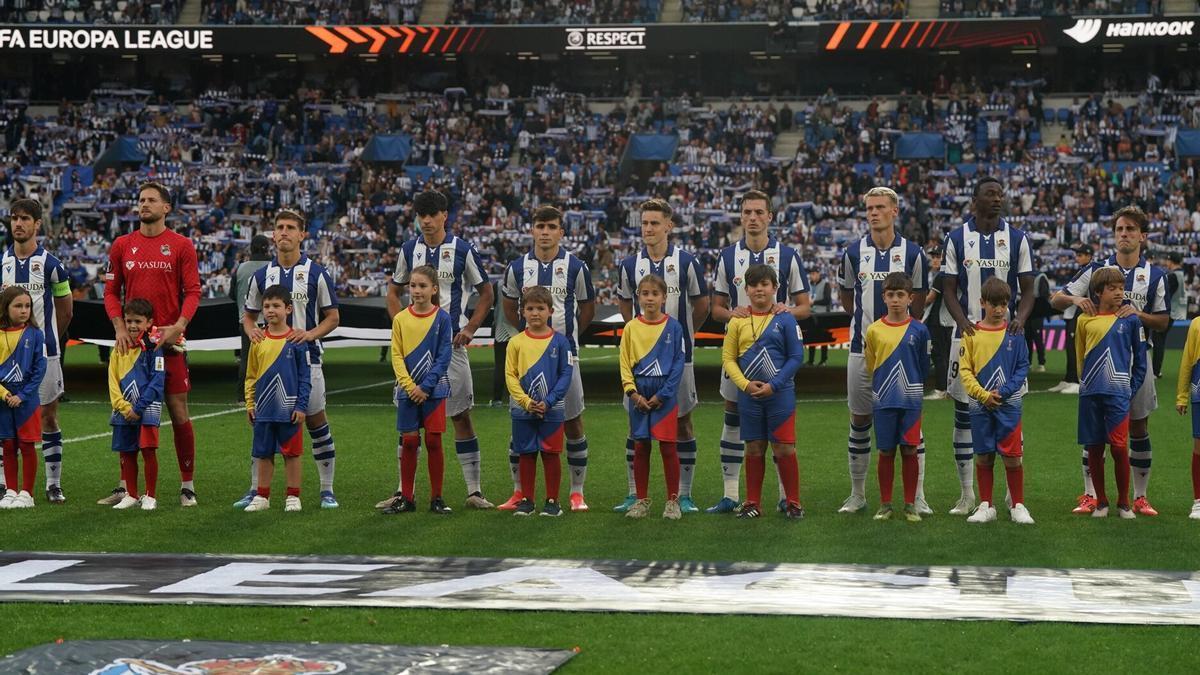 Los jugadores de la Real, antes de iniciar su partido europeo contra el Anderlecht. / RUBEN PLAZA