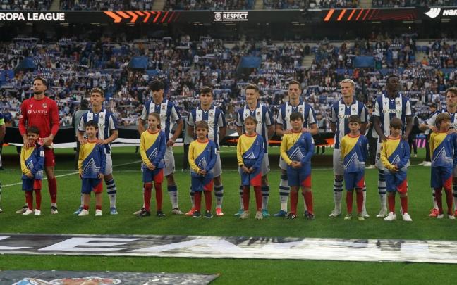 Los jugadores de la Real, antes de iniciar su partido europeo contra el Anderlecht. / RUBEN PLAZA