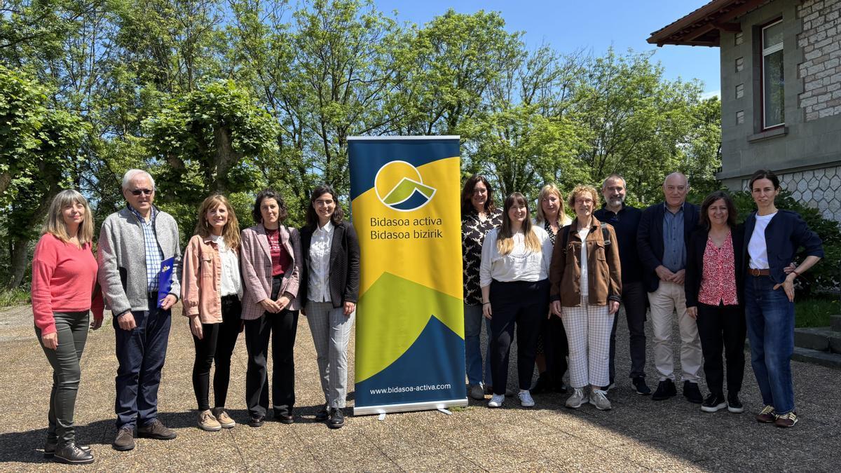 Representantes de los distintos centros educativos y otras entidades, junto a la presidenta y vicepresidenta de Bidasoa activa.