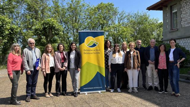 Representantes de los distintos centros educativos y otras entidades, junto a la presidenta y vicepresidenta de Bidasoa activa. / A.M.S. Representantes de los distintos centros educativos y otras entidades, junto a la presidenta y vicepresidenta de Bidasoa activa.