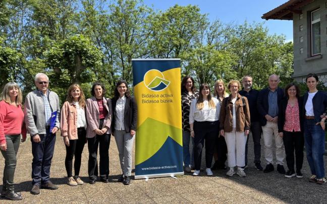 Representantes de los distintos centros educativos y otras entidades, junto a la presidenta y vicepresidenta de Bidasoa activa. / A.M.S. Representantes de los distintos centros educativos y otras entidades, junto a la presidenta y vicepresidenta de Bidasoa activa.