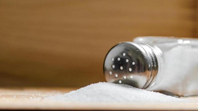 La sal común es un condimento que puede presentar dos caras opuestas.