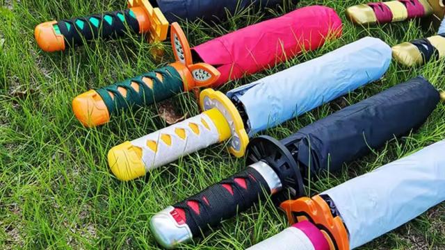 Paraguas con empuñadoras que parecen catanas.