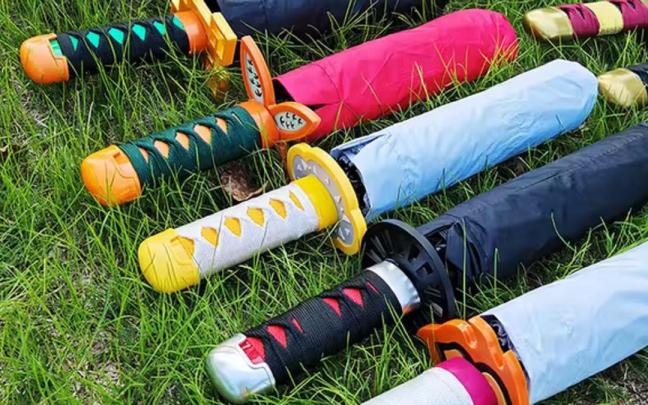 Paraguas con empuñadoras que parecen catanas.