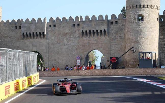 El monoplaza de Leclerc durante la sesión de clasificación en Bakú.