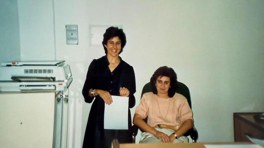 Margarita y Beatriz, en la academia, hace algunas décadas.