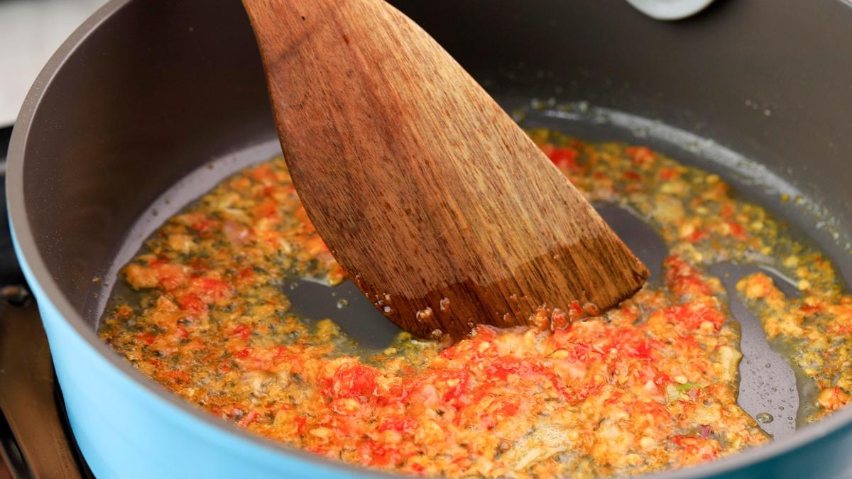 Hay que remover el sofrito para evitar que se pegue. Y si es con una cuchara de palo o de silicona, mejor.