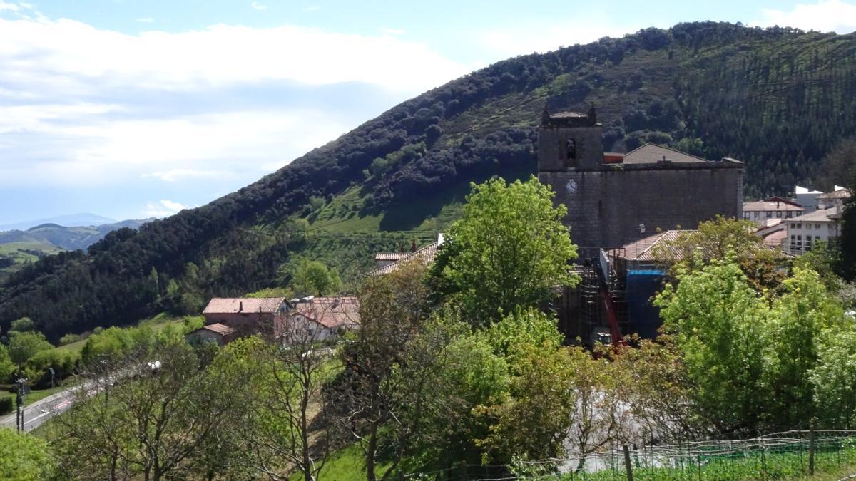 Itziar y su santuario, desde el mirador del cementerio.