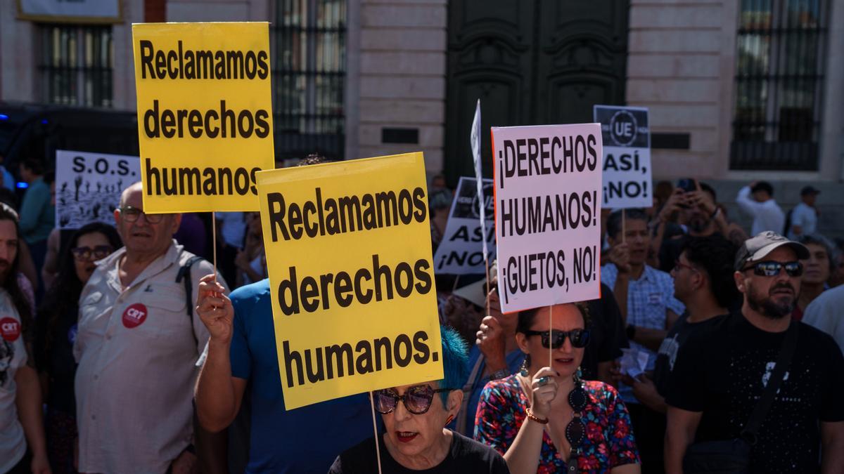 Varias personas sostienen pancartas con lemas 'Reclamamos derechos humanos' y '¡Derechos humanos! ¡Guetos, no!' durante una manifestación en rechazo a las actitudes violentas y racistas ocurridas durante la crisis migratoria en Ceuta.