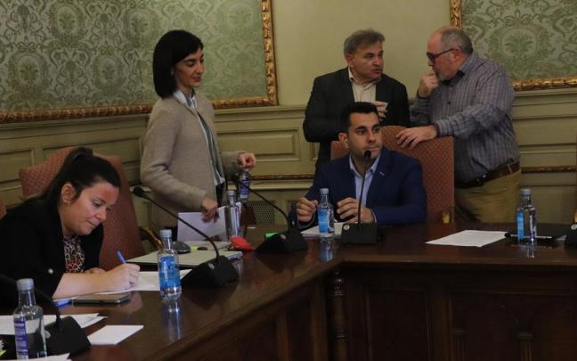 Carlos Aguado, sentado, rodeado de otros concejales y del secretario de Tudela Carlos Aguado, sentado, rodeado de otros concejales y del secretario de Tudela